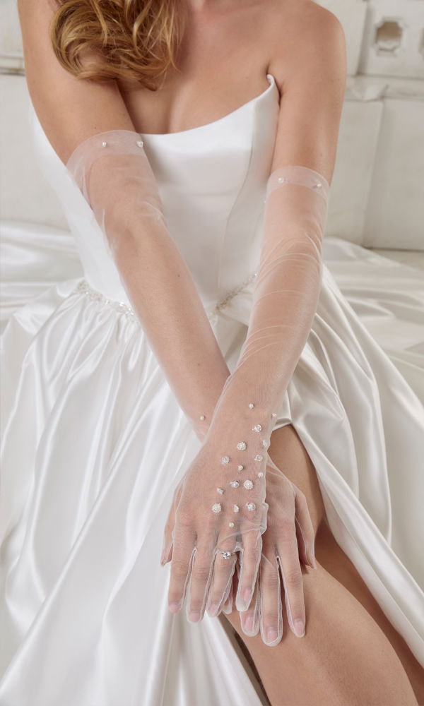 Elegante Hochzeitshandschuhe aus feinem Netzstoff, verziert mit funkelnden Perlen. Die semitransparente Optik sorgt für einen modernen, romantischen Look.