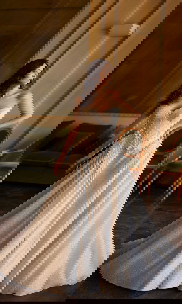 Elegantes Hochzeitskleid mit strukturiertem Rock und romantischem trägerlosem Design, perfekt für eine prachtvolle Feier.