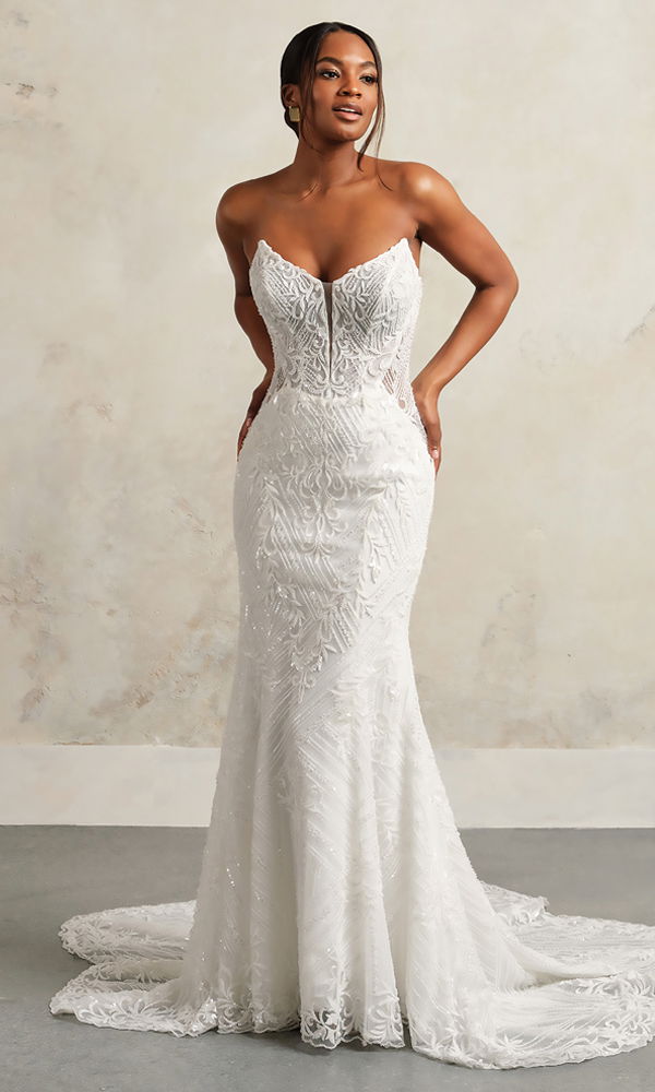 Modernes Hochzeitskleid mit schulterfreiem Design und aufwendigen Spitzenapplikationen, ideal für einen glamourösen Auftritt.