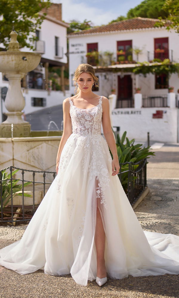 Luftiges Hochzeitskleid mit Spaghettiträgern und romantischer Spitze – ideal für sommerliche Hochzeiten in Südeuropa.