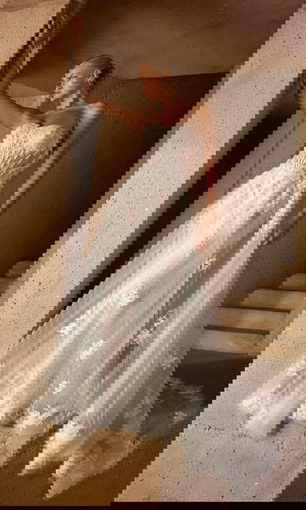 Zartes Tüllkleid mit Herzausschnitt und 3D-Blüten auf durchscheinendem Stoff – moderner Couture-Look für die Braut.