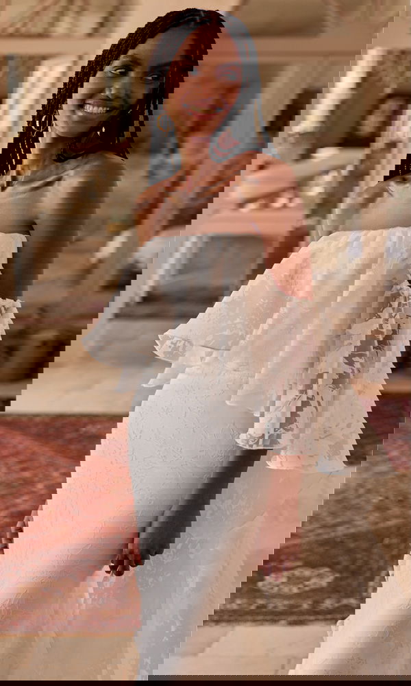 Schulterfreies Hochzeitskleid mit weit fallendem Volant und fließendem Schnitt – stilvoll im Vintage-Look inszeniert.