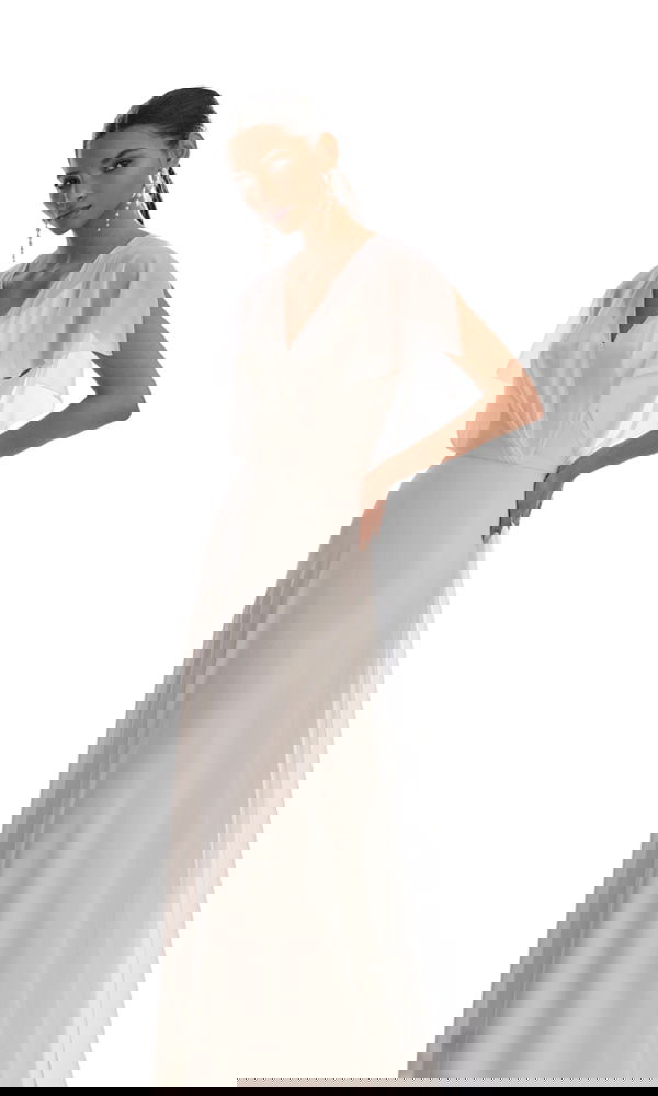 Schlichtes Hochzeitskleid im edlen Stil mit zarten Flügelärmeln aus Tüll – minimalistischer Chic für die Hochzeit.