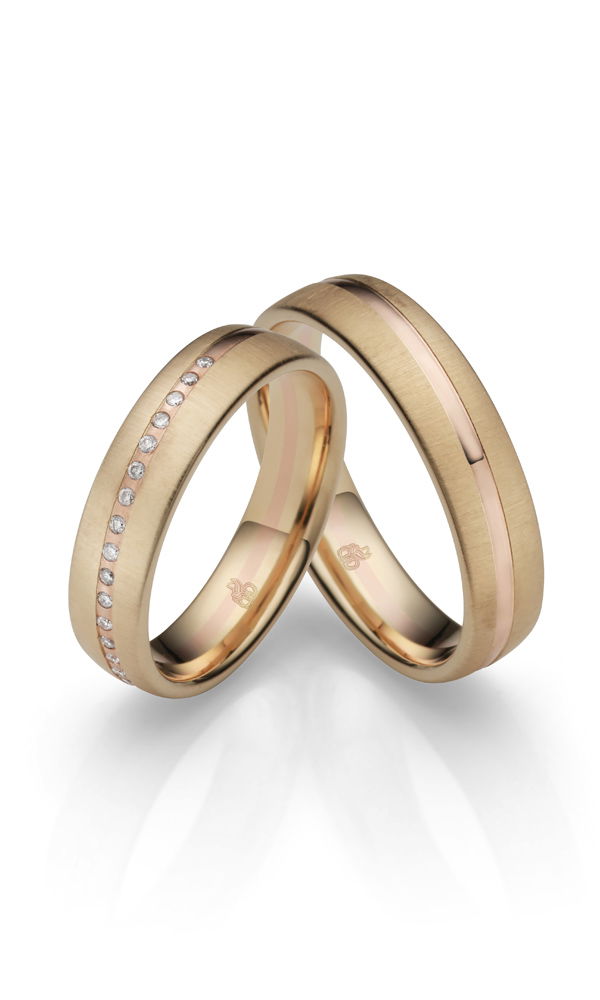 Eheringe aus edlem Gold: einer mit zarten Diamanten besetzt, der andere mit einer eleganten roséfarbenen Linie – perfekte Symbole für ewige Liebe.