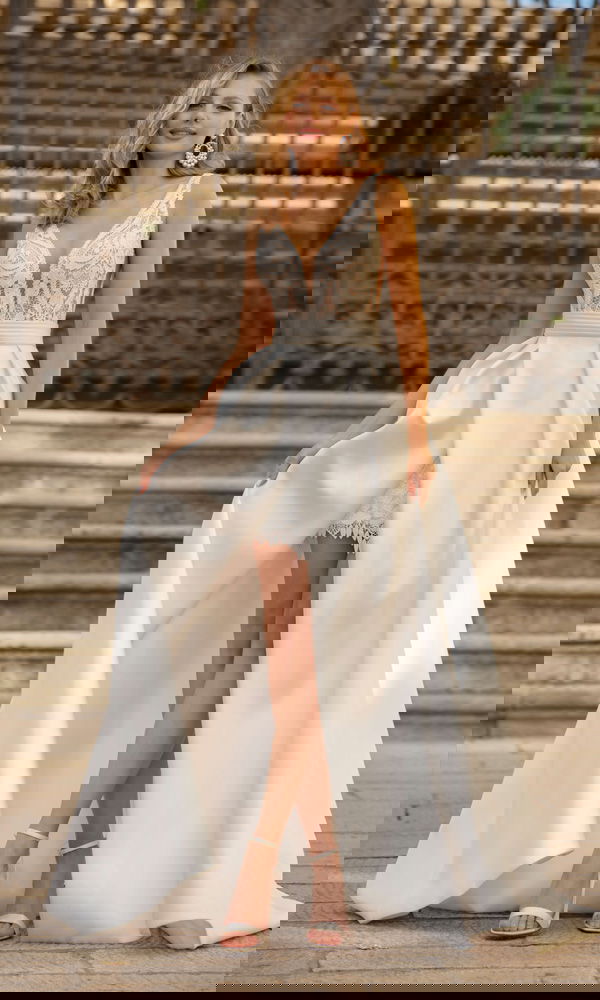 Zweiteiliges Hochzeitskleid mit Spitzenbody und Minirock, kombiniert mit elegantem Überrock – ideal für den großen Auftritt.