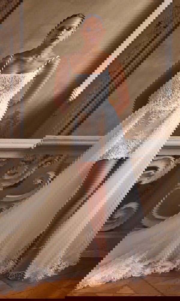 Hochzeitskleid im angesagten Mini-Design mit floraler Stickerei und langer abnehmbarer Schleppe – perfekt für moderne Bräute.