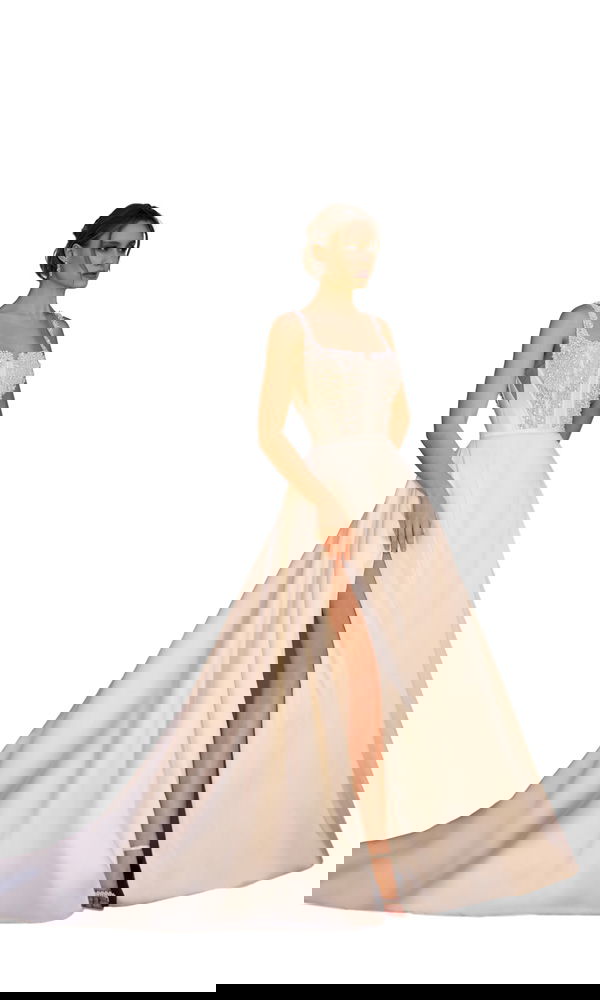 Schlichtes, aber edles Brautkleid mit Corsage in Perlenoptik und dramatischer Schleppe – ideal für moderne Fashion-Bräute.