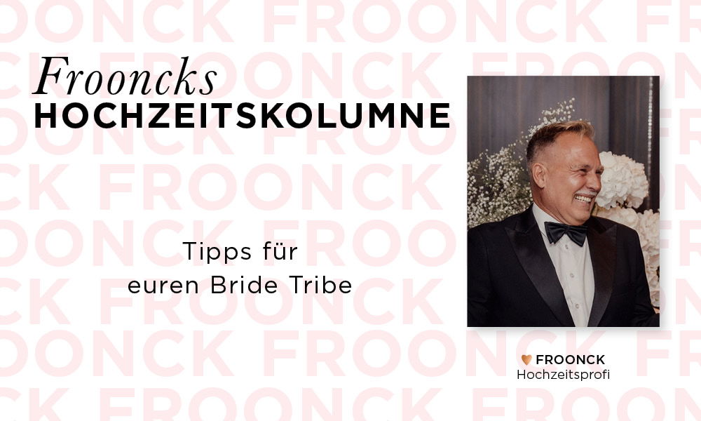 Titelbild von Frooncks Hochzeitskolumne mit dem Fokus auf Tipps für euren Bride Tribe, begleitet von Frooncks Bild in elegantem Smoking vor einem floralen Hintergrund.