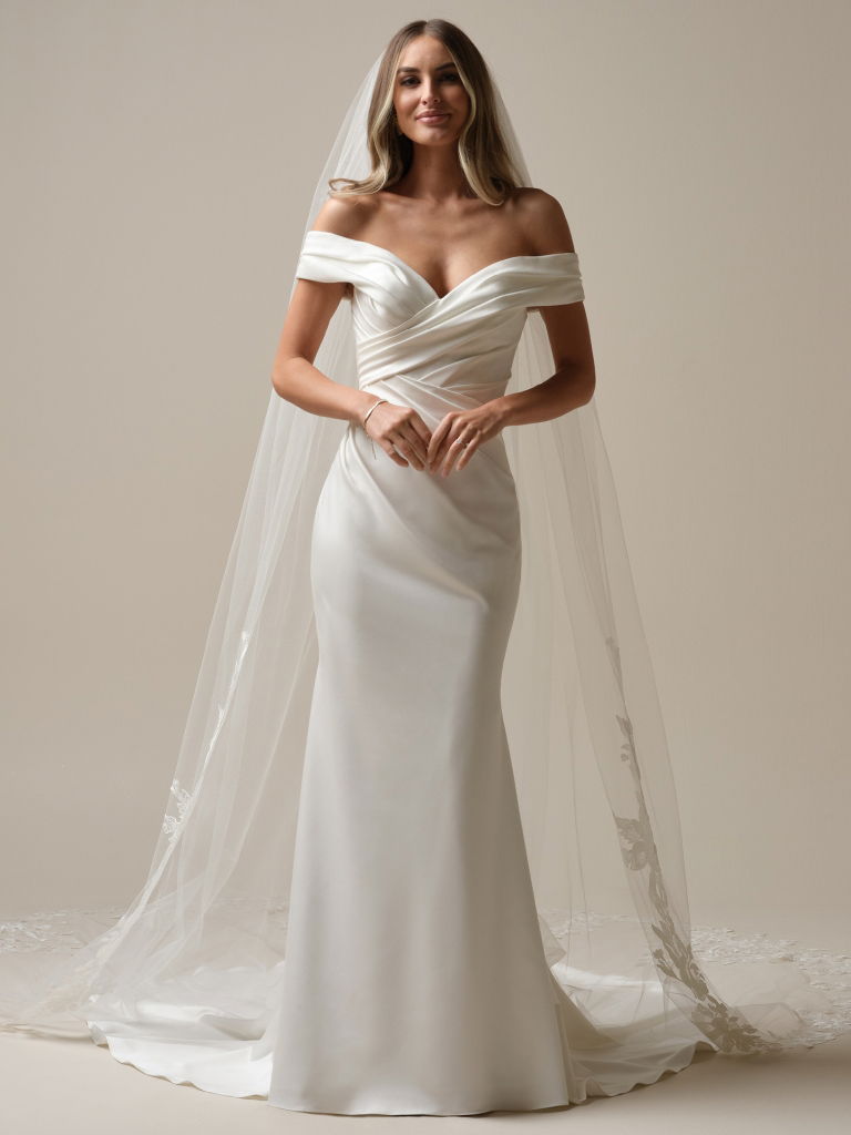 Modernes Brautkleid mit minimalistischen Details und zartem Schleier.