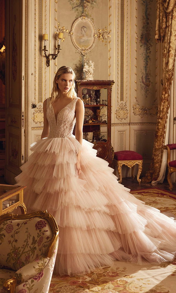 Romantische Brautmode: Voluminöses Couture-Brautkleid in sanftem Rosa mit opulentem Tüll-Design.