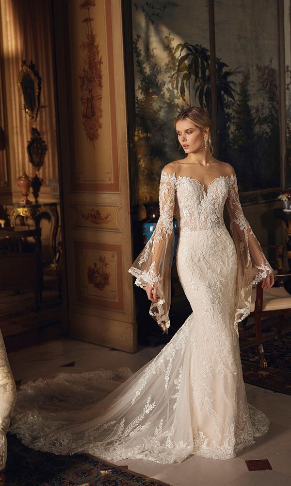 Demetrios-Brautkleid mit schmaler Silhouette, floralen Applikationen und traumhaftem Spitzenmuster.