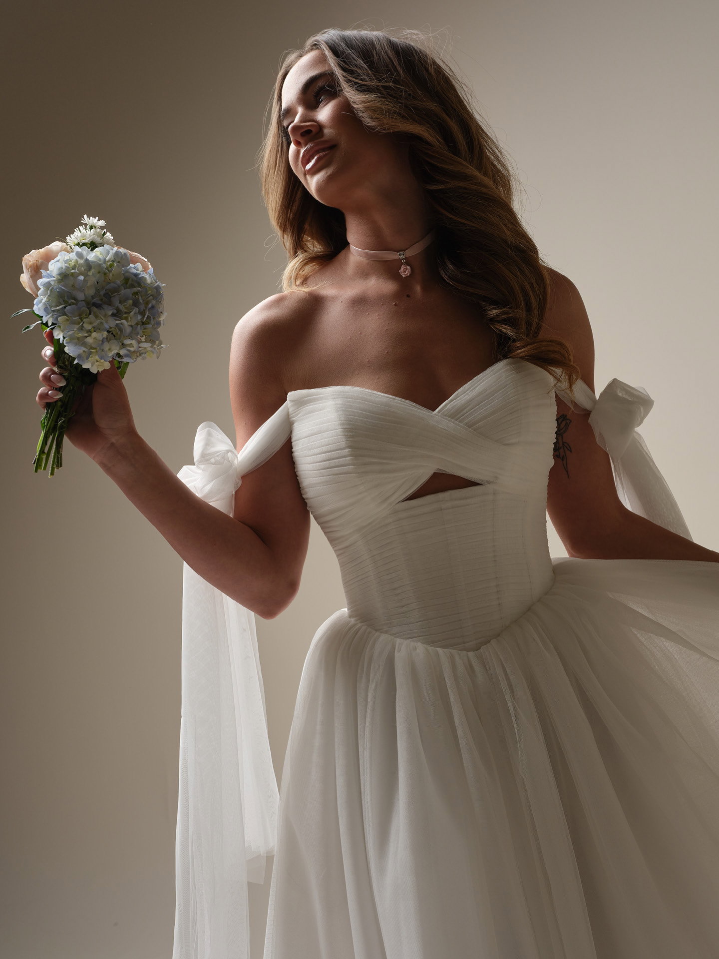 Elegantes Hochzeitskleid mit off-shoulder Trägern und sanften Drapierungen.