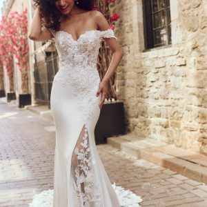 Feminines Brautkleid mit romantischen Akzenten und fließendem Stoff.