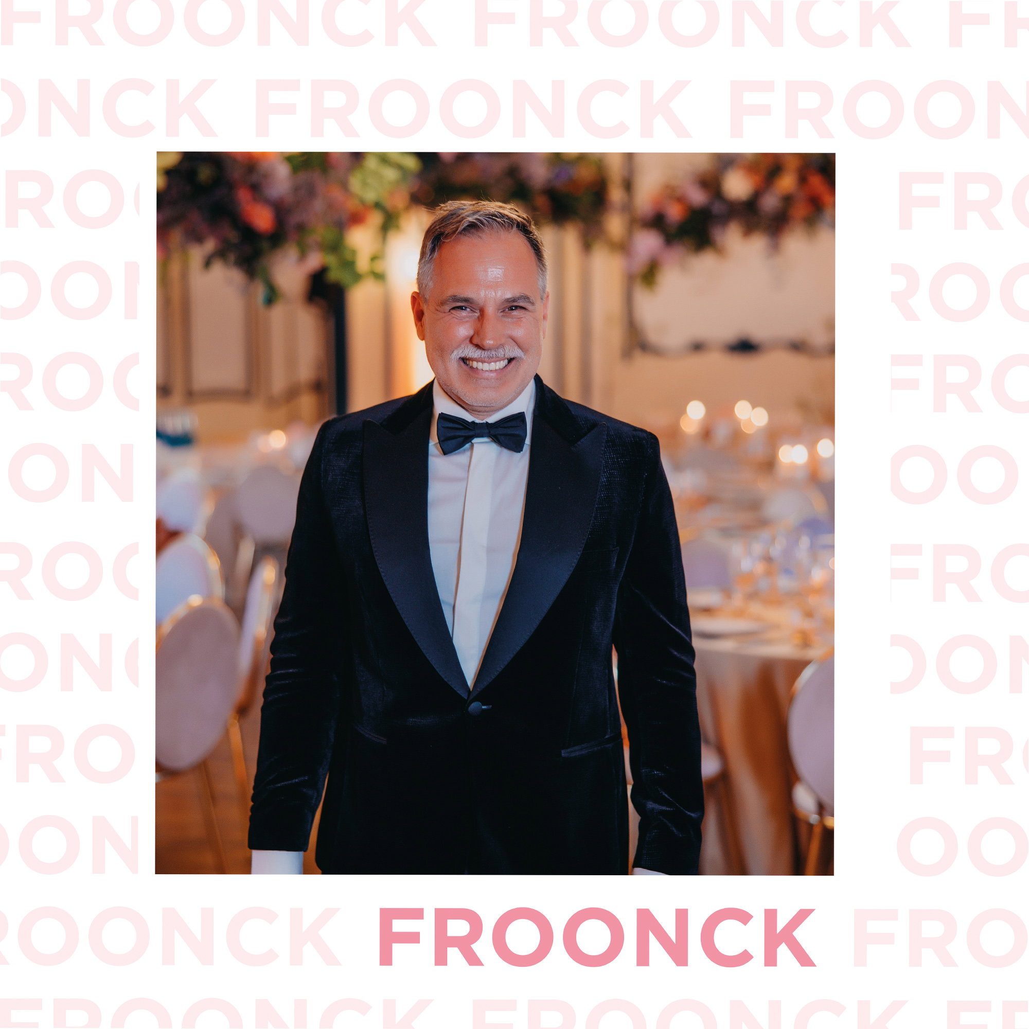Porträt von Froonck in einem stilvollen Hochzeitsambiente, mit edlem Tischdekor und romantischer Beleuchtung im Hintergrund.