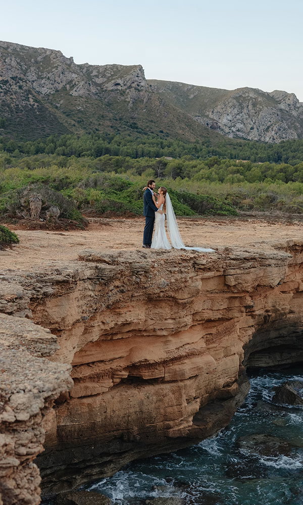 Romantisches Hochzeitsfoto vor einer dramatischen Küstenlandschaft.