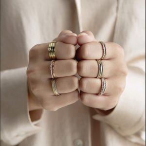 Hand mit Ringen einer Frau