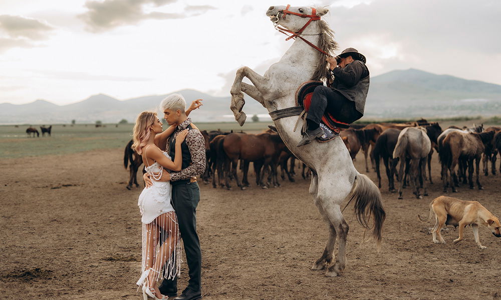 Romantisches Hochzeitsshooting in wilder Natur mit Pferden und Reiter.