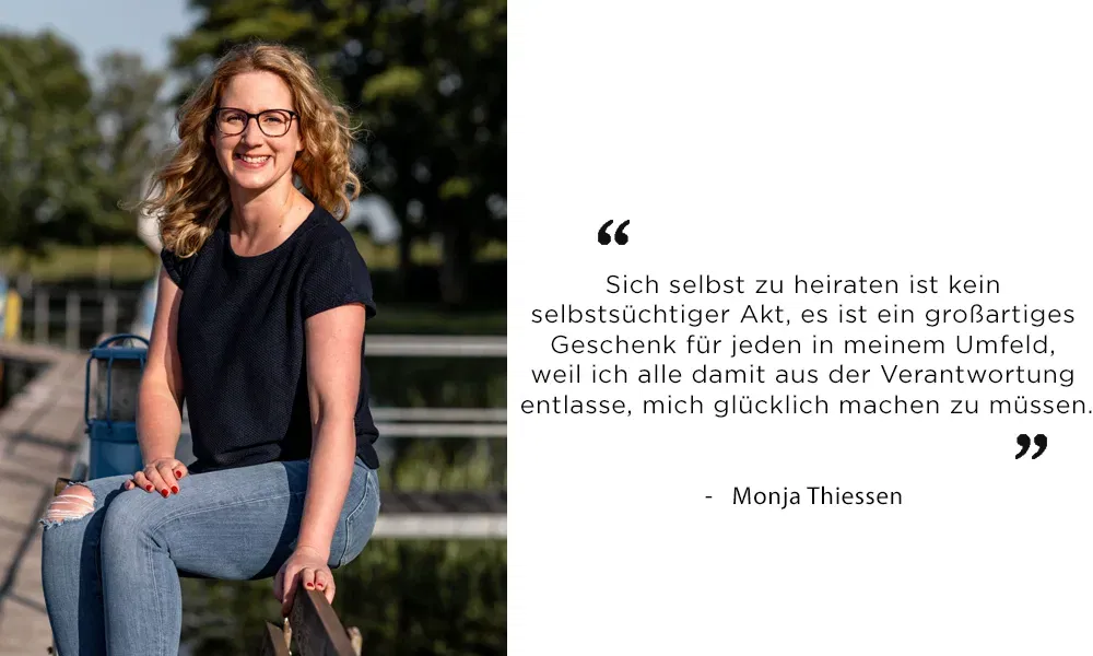 Porträt von Monja Thiessen in Jeans und T-Shirt mit Zitattext: Selbstheirat entlässt andere aus der Verantwortung, uns glücklich zu machen.