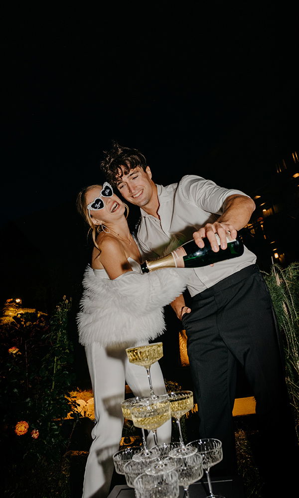 Stilvoller Moment beim Anstoßen unter freiem Himmel mit festlicher Stimmung.