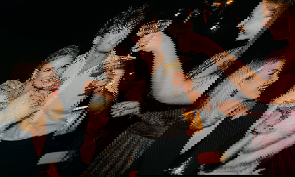 Lächelnde Gesichter, funkelnde Gläser und ausgelassene Stimmung bei der Party.