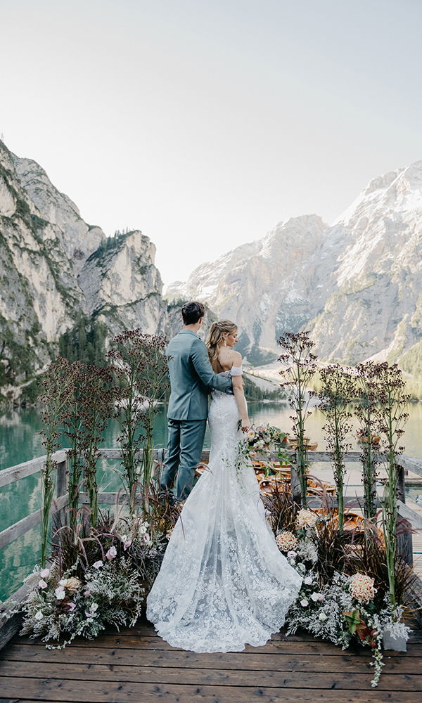 Romantische Szenerie mit Blick auf verschneite Gipfel und floraler Dekoration.