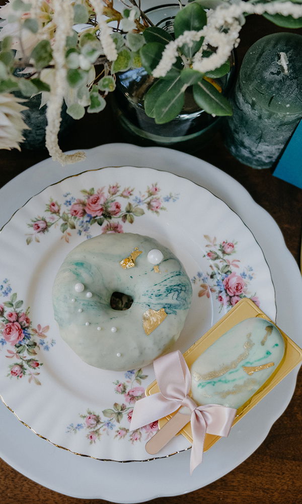 Hochzeits-Sweets in Mint und Gold als detailverliebte Candy Bar Highlights.