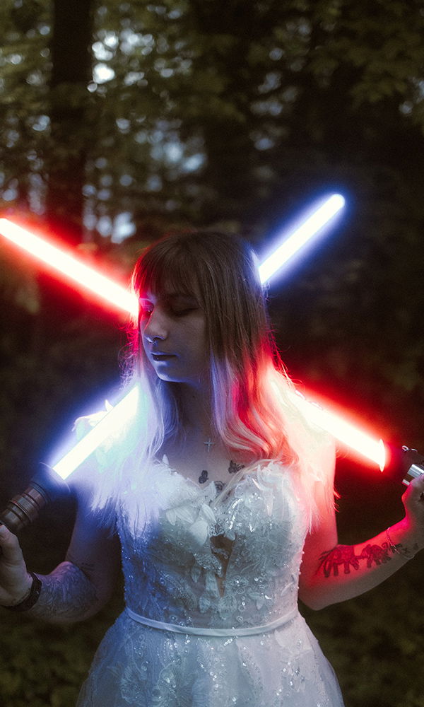 Star Wars inspiriertes Brautporträt mit leuchtenden Lichtschwertern