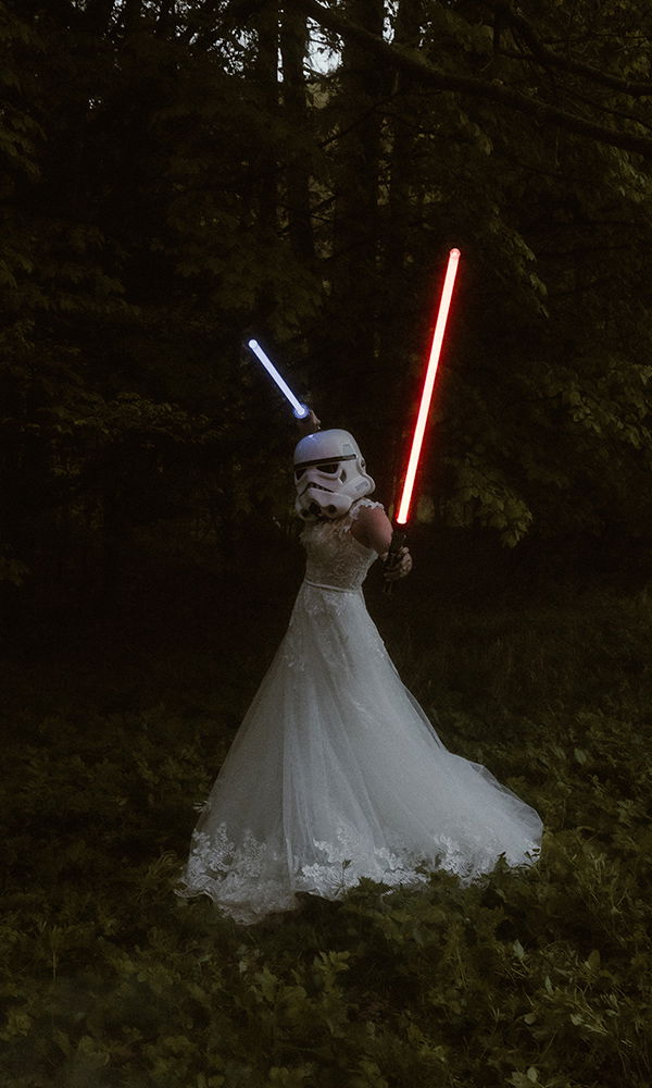 Episches Star Wars Brautshooting mit Action-Pose und Laserschwertern