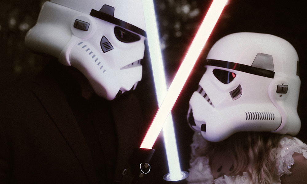 Star Wars Brautpaar zeigt Lichtschwert-Liebe in ikonischer Pose