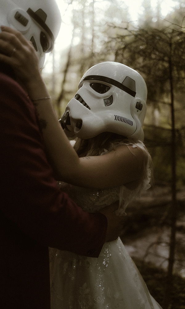 Romantisches Star Wars Motiv – Braut und Bräutigam im Helm