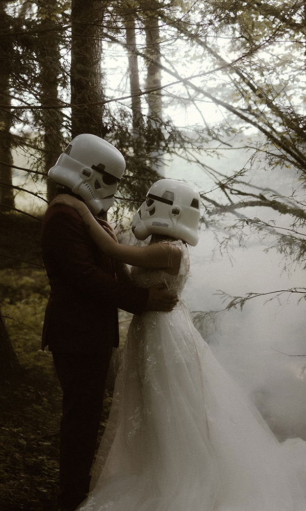 Emotionaler Moment bei Fantasy-Hochzeit mit Stormtrooper-Masken