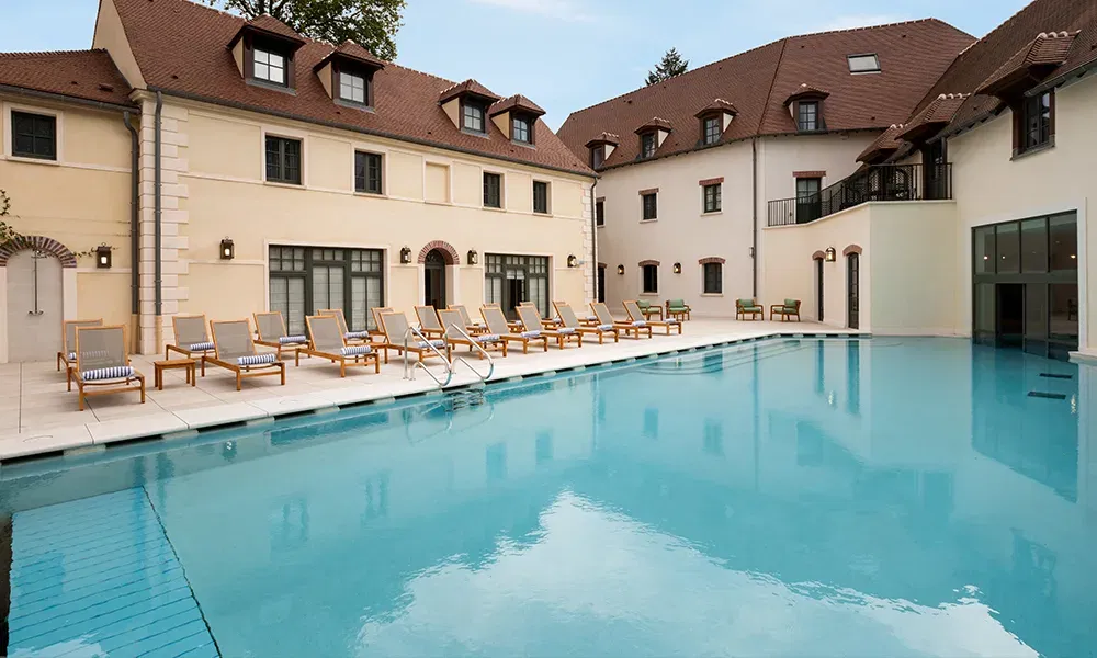 Der Außenpool des Hotels Dolce by Wyndham Versailles
