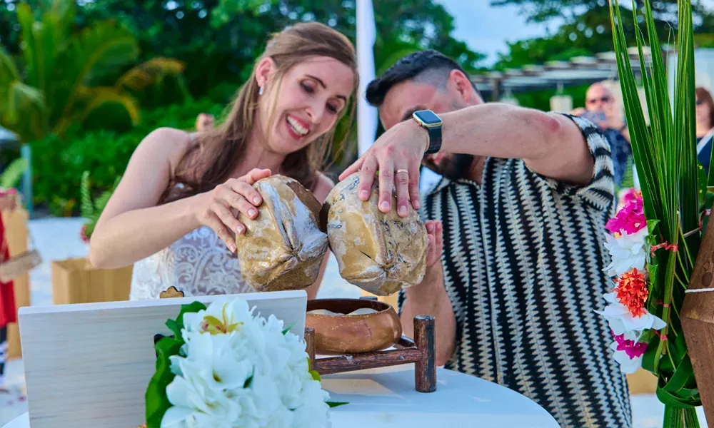 Janine und Martin führen ihr Sandritual durch und vereinen zwei Farben in einer Schale – Zeichen ihrer Verbundenheit.