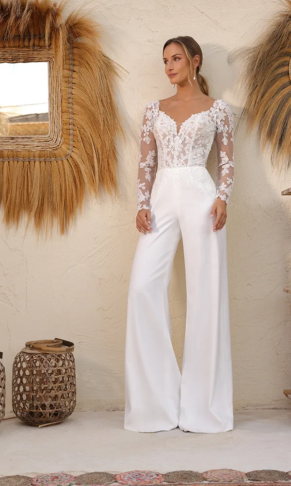 Eleganter Jumpsuit mit transparenter, floraler Spitzenkorsage und langen Ärmeln – eine stilvolle Alternative zum klassischen Brautkleid.