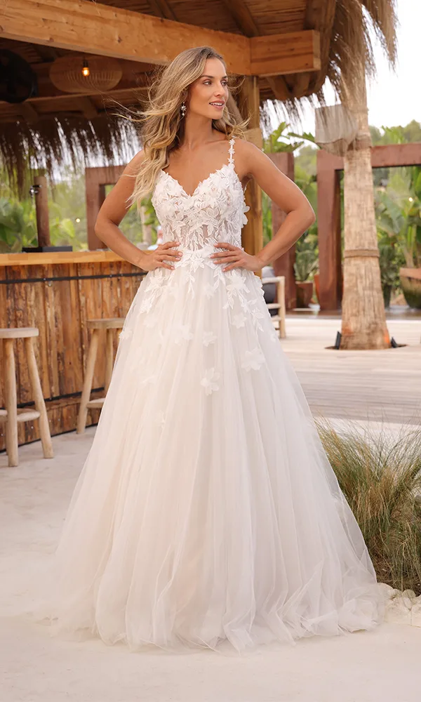 Leichtes Tüllkleid mit schmalen Trägern und applizierter 3D-Blütenspitze – perfekt für eine sommerliche Gartenhochzeit.