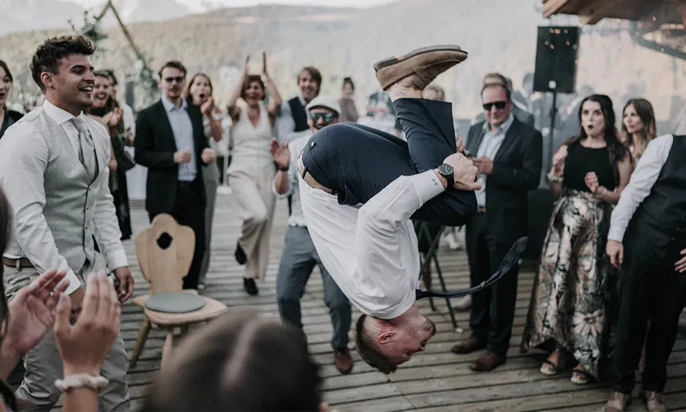 Hochzeitsgast beeindruckt mit Rückwärtssalto vor Publikum.