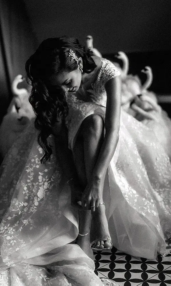 Schwarz-weiß-Moment: Braut legt ihre Hochzeitsschuhe an.