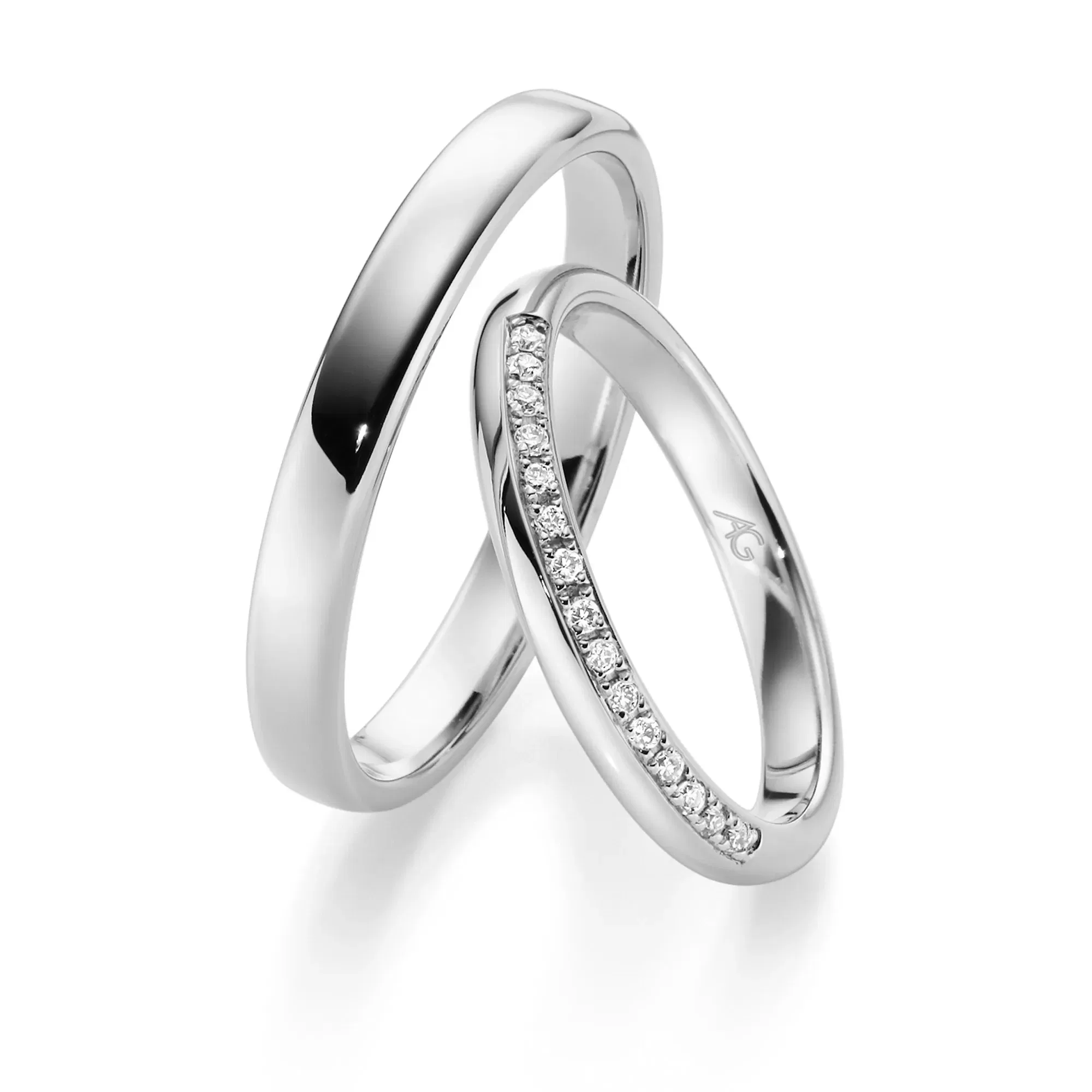 Elegante Eheringe aus Weißgold mit hochglänzender Oberfläche und durchgehendem Diamantbesatz im Damenring.
