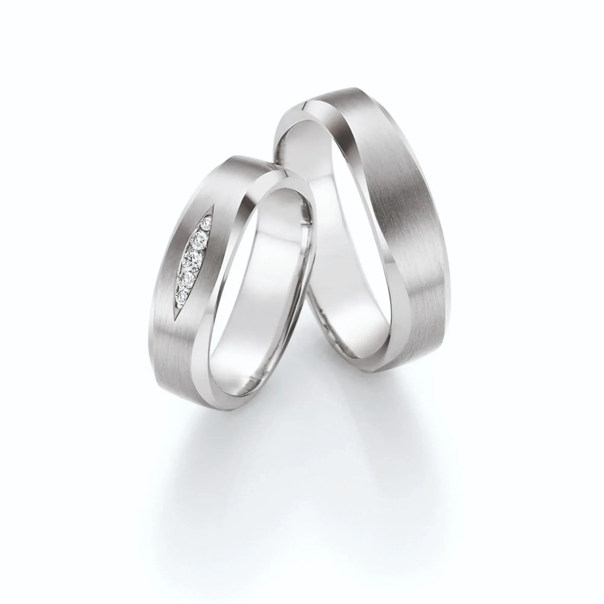 Markante Eheringe aus 585er Weißgold mit geradlinigem Design und schmalem Diamantbesatz im Damenring.