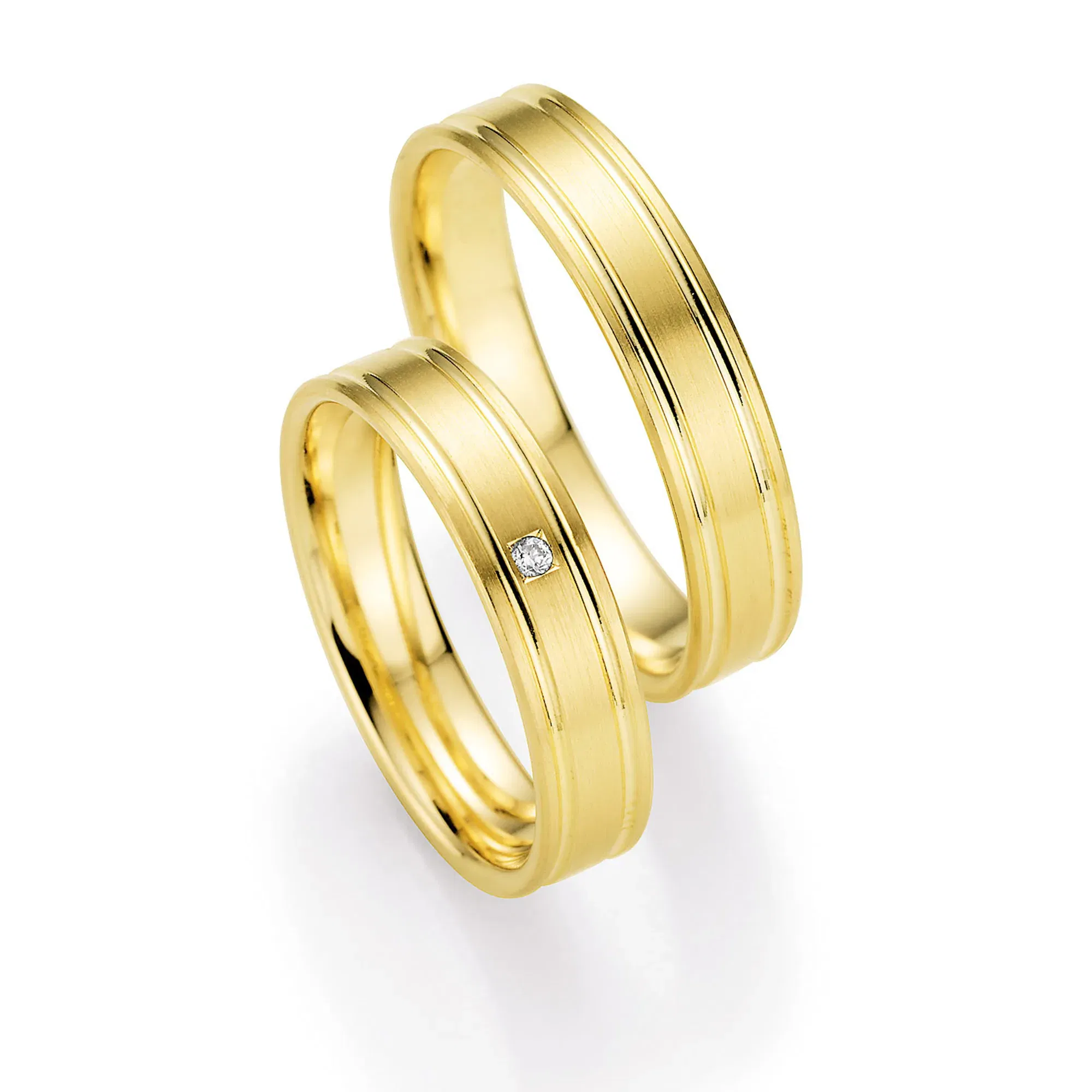 Klassische Gelbgold-Eheringe mit feiner Fräsung und einzelner Diamantfassung im Damenring.