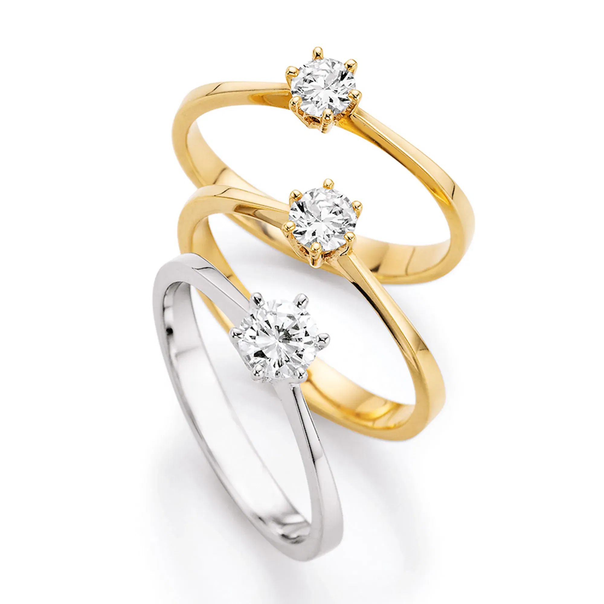 Vorsteckringe mit auffälligen Solitär-Diamanten in 6-Krappen-Fassung, erhältlich in Gelbgold und Weißgold.