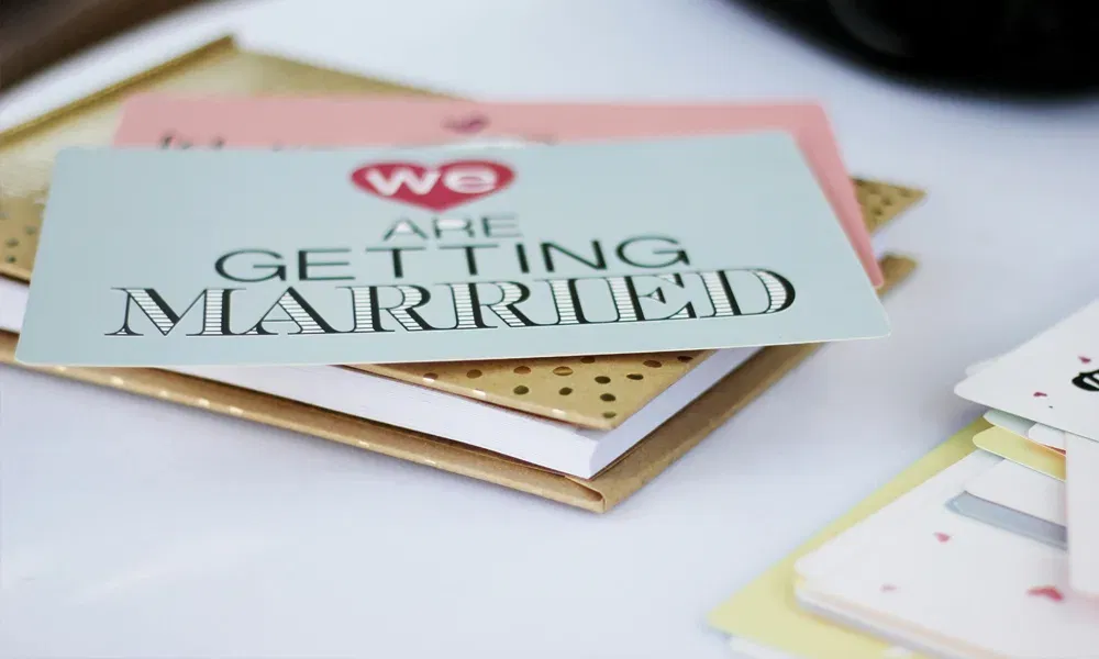 Detailaufnahme einer Save-the-Date-Karte mit modernem Design, die den bevorstehenden Hochzeitstermin ankündigt.