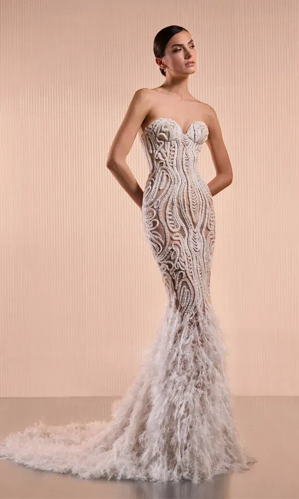 Elegantes trägerloses Brautkleid mit transparenter Spitze und opulenter Federverzierung am Rock