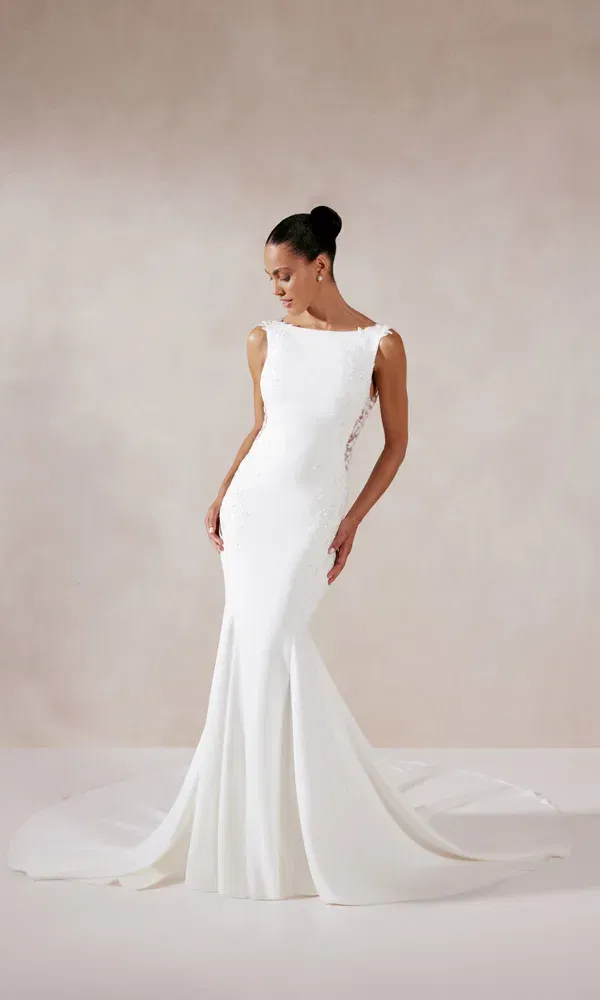 Elegantes, figurbetontes Hochzeitskleid mit breiten Trägern und langer Schleppe