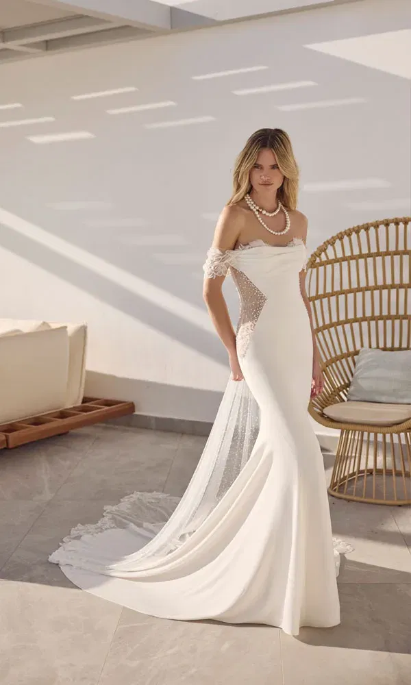 Figurbetontes Off-Shoulder-Brautkleid im Meerjungfrau-Stil mit Tüllakzenten und Perlenkette