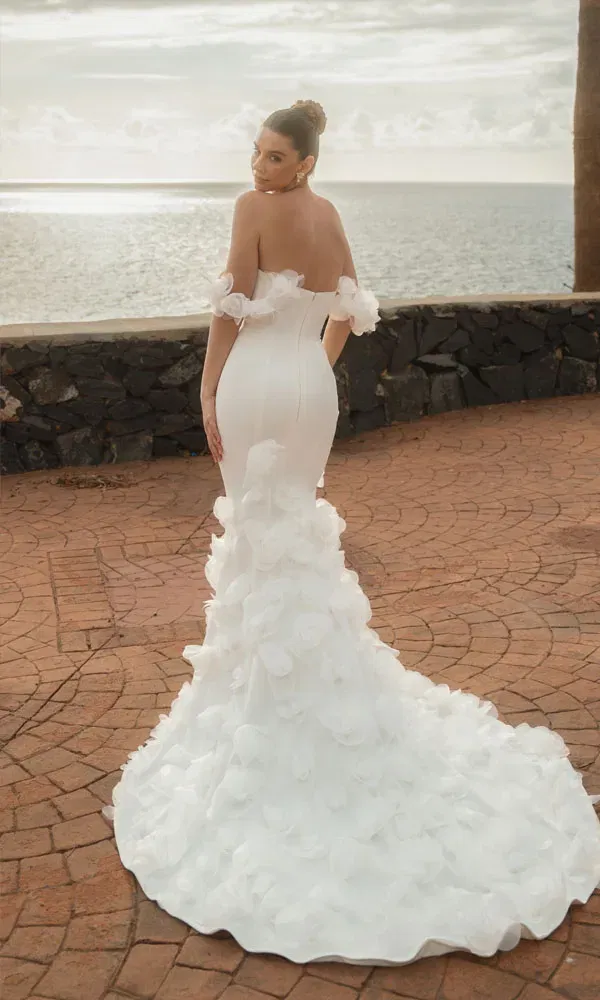 Romantisches Off-Shoulder-Brautkleid im Meerjungfrau-Stil mit floraler Verzierung und Meerblick