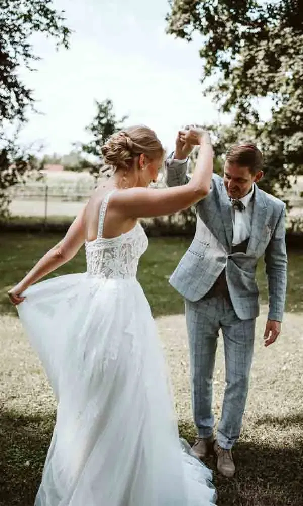 Sophie und Reinhard tanzen unter freiem Himmel – ein leichter, verspielter Moment voller Lebensfreude.