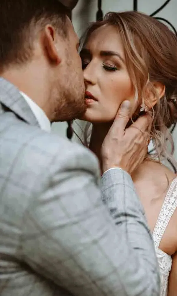 Ein emotionaler Kussmoment zwischen Braut und Bräutigam – festgehalten in zärtlicher Nähe.