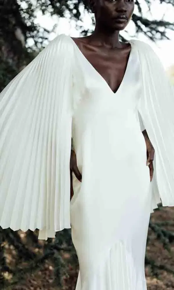 Minimalistisches Seidenkleid mit auffälligen, gefalteten Statement-Ärmeln in Weiß.