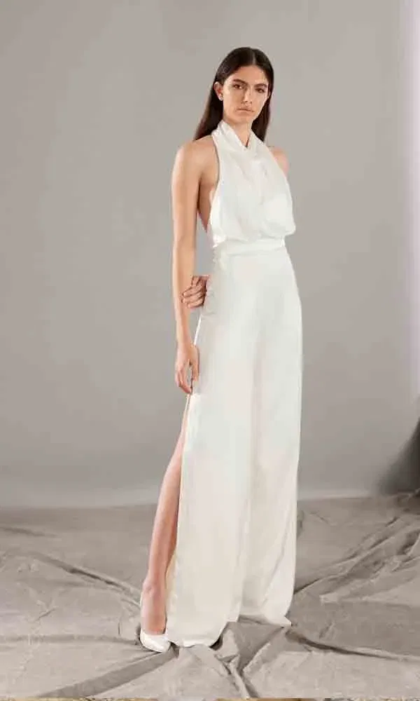 Moderner Hochzeitslook mit fließendem Hosenanzug im Halterneck-Stil und sexy Beinschlitz, kombiniert mit High Heels.